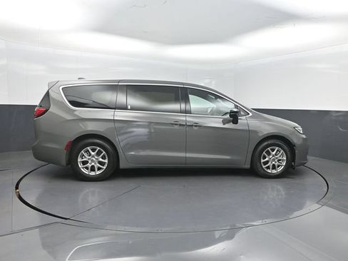 Used 2025 Chrysler Pacifica Select FWD image 31