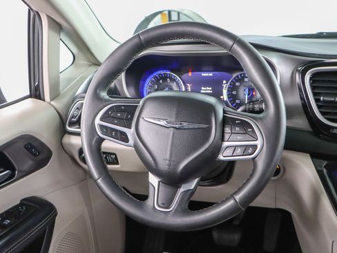 Used 2023 Chrysler Pacifica Touring-L image 12