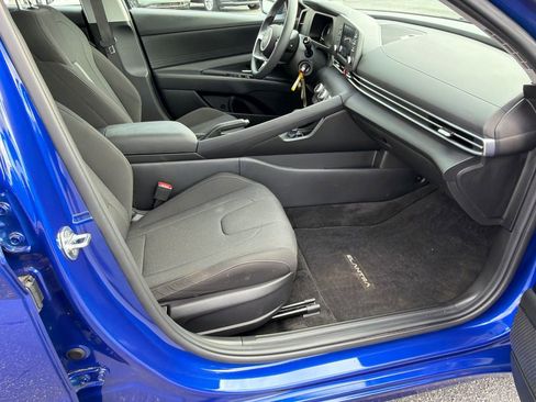 Used 2025 Hyundai Elantra SE w/ Cargo Package FWD image 13