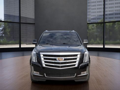 Used 2016 Cadillac Escalade Luxury image 2