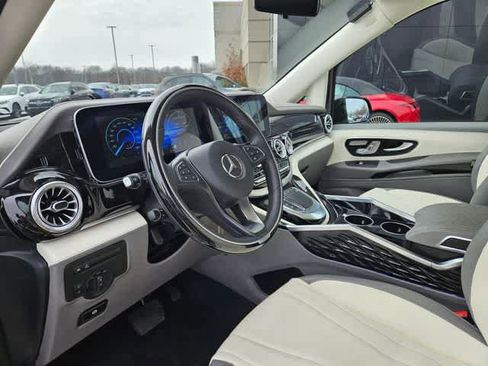 Used 2023 Mercedes-Benz Metris Passenger image 2