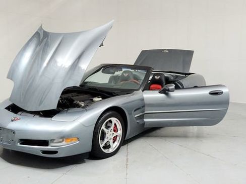 Used 2004 Chevrolet Corvette Base w/ Preferred Equipment Group image 9