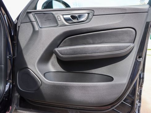 Used 2021 Volvo XC60 T6 Momentum w/ Premium Package image 10