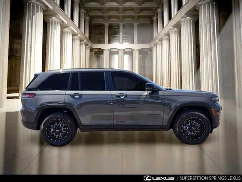 Used 2025 Jeep Grand Cherokee Altitude AWD/4WD image 3