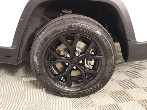 Used 2024 Jeep Grand Cherokee L Laredo RWD image 19