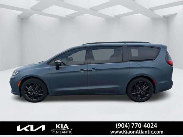 Used 2024 Chrysler Pacifica Limited w/ S Appearance Package FWD image 6