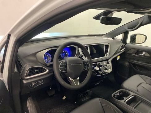 New 2027 Chrysler Pacifica Select FWD image 7