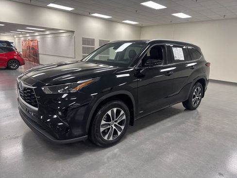 Used 2022 Toyota Highlander XLE image 3