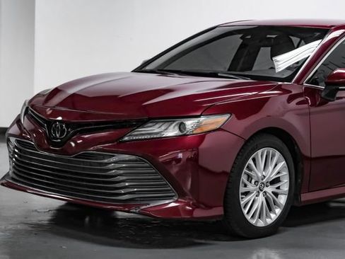Used 2018 Toyota Camry XLE FWD image 7