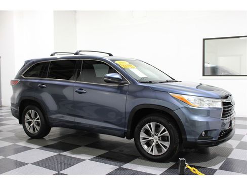 Used 2015 Toyota Highlander XLE image 1