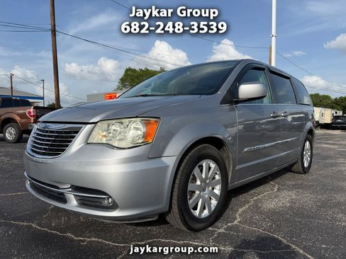 Used 2015 Chrysler Town & Country Touring FWD image 1