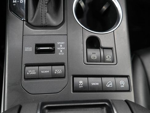 Used 2020 Toyota Highlander XLE AWD/4WD image 25