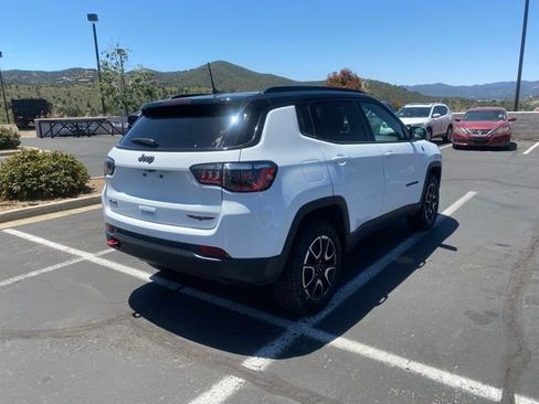 Used 2025 Jeep Compass Trailhawk AWD/4WD image 7