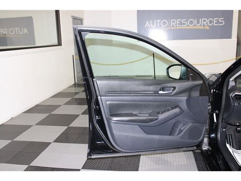 Used 2025 Nissan Altima 2.5 SV image 11