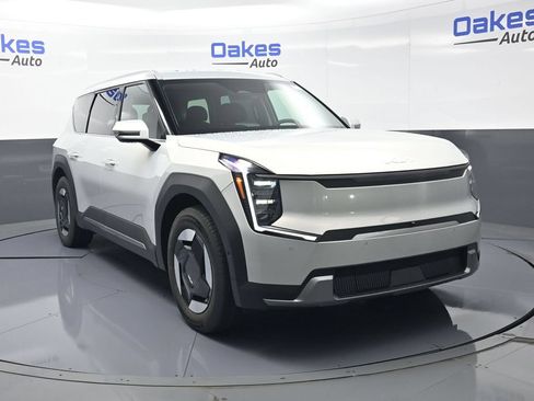 New 2026 Kia EV9 Wind AWD/4WD image 2