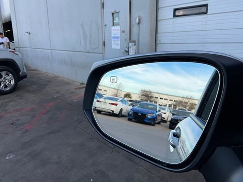 Used 2025 Toyota Sienna Platinum image 25