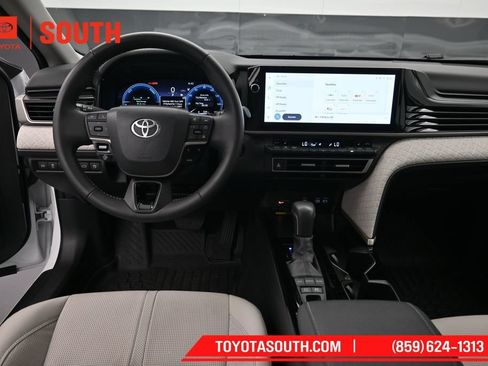 Used 2025 Toyota Camry XLE AWD/4WD image 11