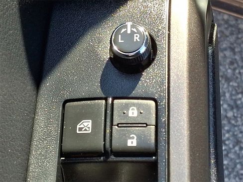 Used 2018 Toyota Tacoma TRD Sport image 25