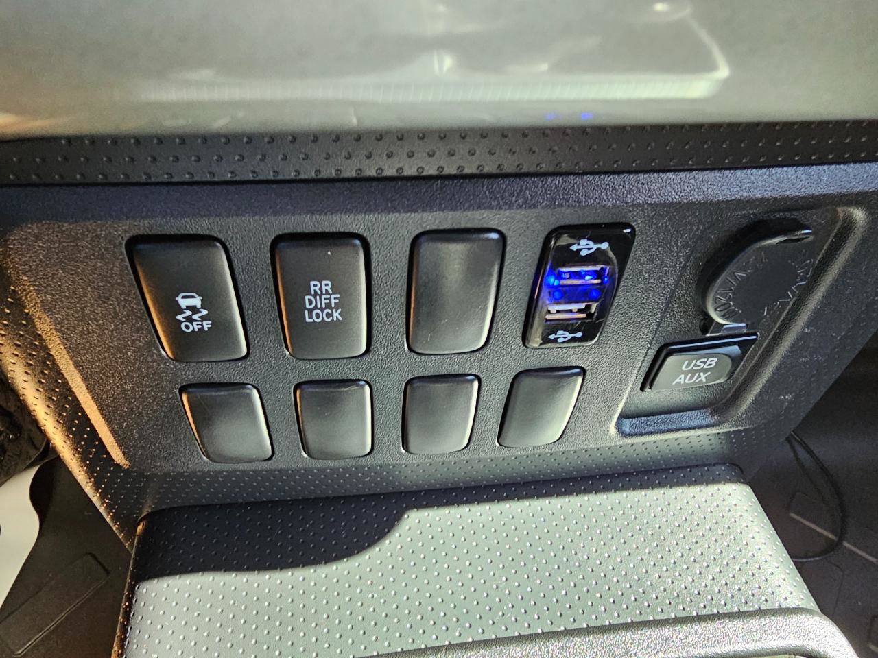Used 2011 Toyota FJ Cruiser 4WD w/ Convenience Pkg image 39