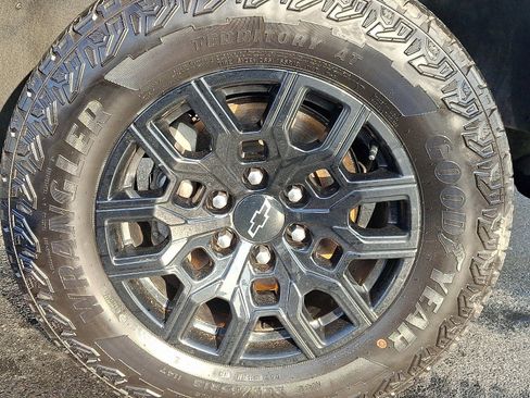 Used 2023 Chevrolet Colorado Trail Boss w/ Safety Package image 7