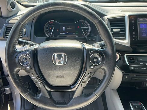 Used 2017 Honda Pilot Touring image 24