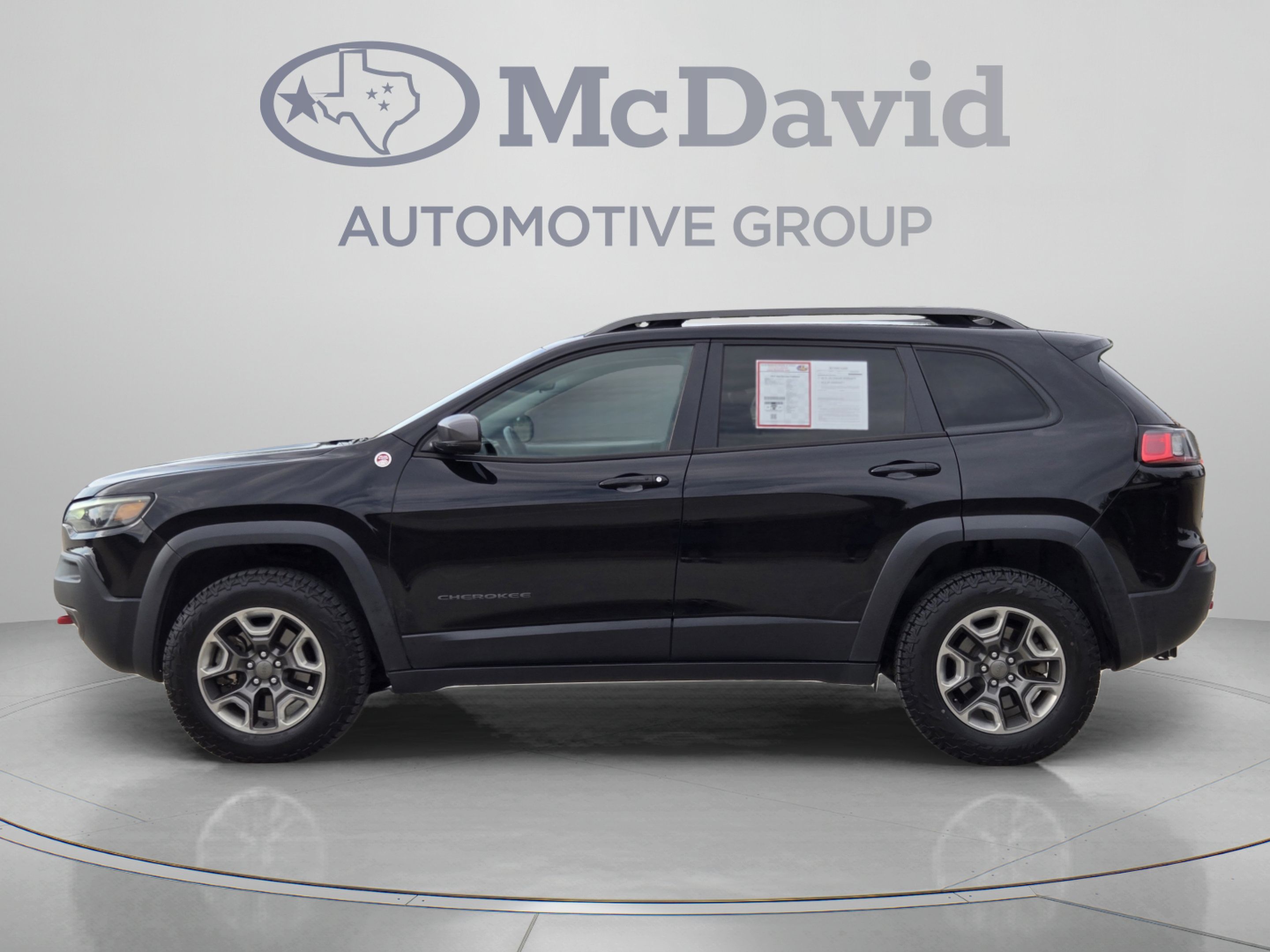 Used 2019 Jeep Cherokee Trailhawk AWD/4WD image 2