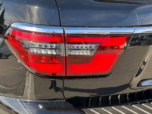 Used 2023 Nissan Armada SL w/ Captain's Chairs Package image 22