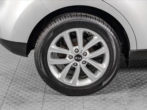 Used 2018 Kia Soul + FWD image 33