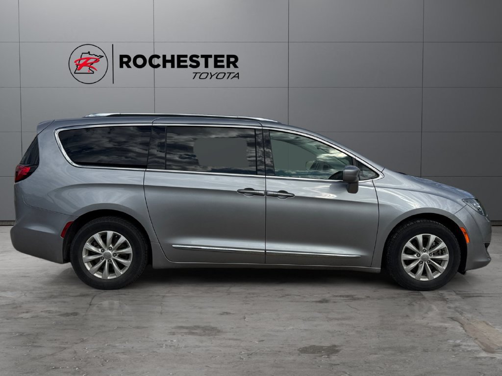 Used 2019 Chrysler Pacifica Touring-L FWD image 6