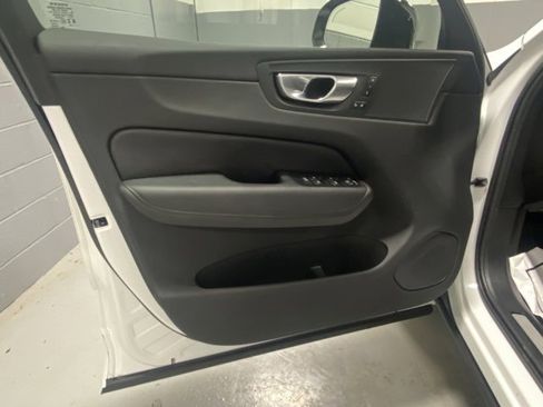 Used 2025 Volvo XC60 B5 Plus image 7