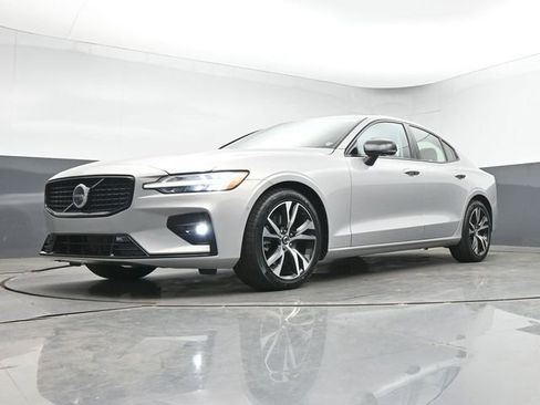 Used 2025 Volvo S60 B5 Plus AWD/4WD image 39