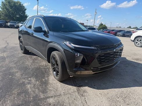 Used 2024 Chevrolet Trax ACTIV w/ Driver Confidence Package FWD image 2