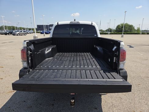 Used 2021 Toyota Tacoma TRD Off-Road AWD/4WD image 19