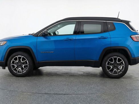Used 2025 Jeep Compass Trailhawk image 5