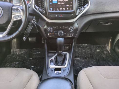 Used 2017 Jeep Cherokee Latitude w/ Safety/Convenience Group FWD image 18