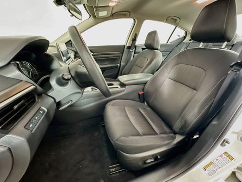 Used 2025 Nissan Altima 2.5 SV FWD image 13