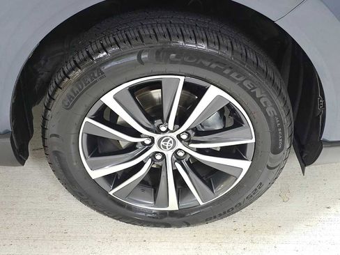 Used 2023 Toyota Venza LE AWD/4WD image 9