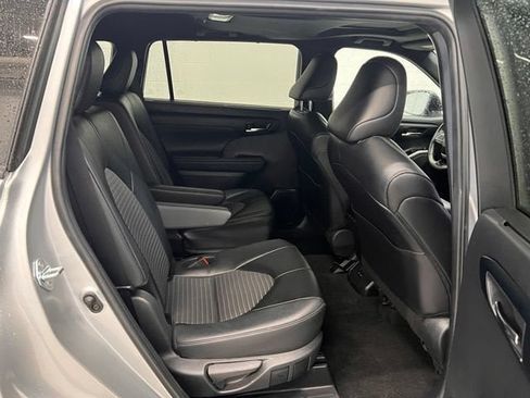 Used 2024 Toyota Highlander XSE FWD image 14