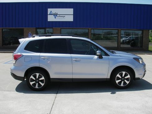 Used 2017 Subaru Forester 2.5i Limited AWD/4WD image 4