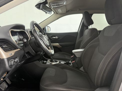 Used 2017 Jeep Cherokee Latitude AWD/4WD image 14