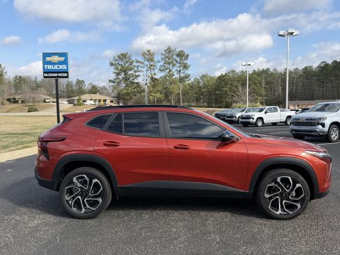 Used 2024 Chevrolet Trax RS w/ Driver Confidence Package image 2