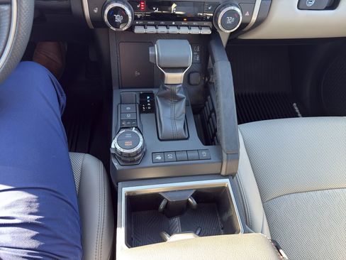 Used 2024 Toyota Tacoma Limited w/ Limited Package (LT) image 16