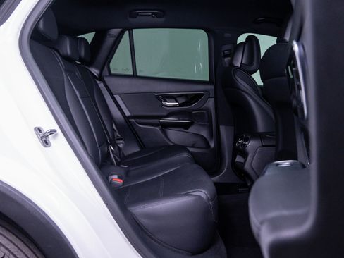 Used 2025 Mercedes-Benz GLC 300 4MATIC image 12