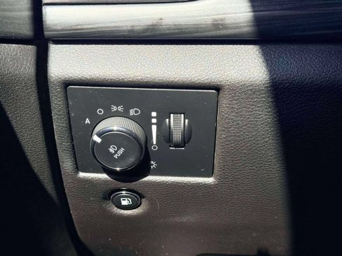 Used 2019 Jeep Grand Cherokee Laredo AWD/4WD image 18