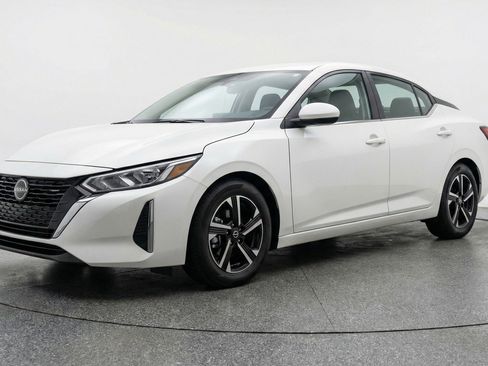 Used 2025 Nissan Sentra SV image 3