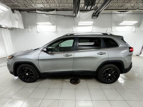 Used 2018 Jeep Cherokee Latitude image 3