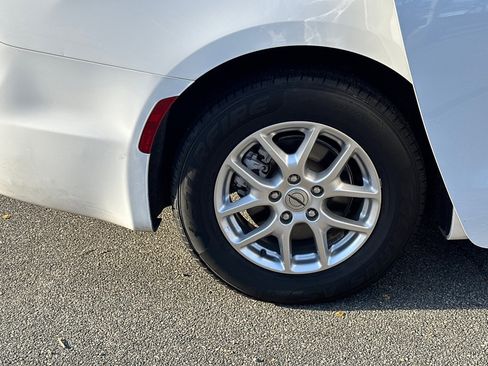 Used 2024 Chrysler Pacifica Touring-L image 17