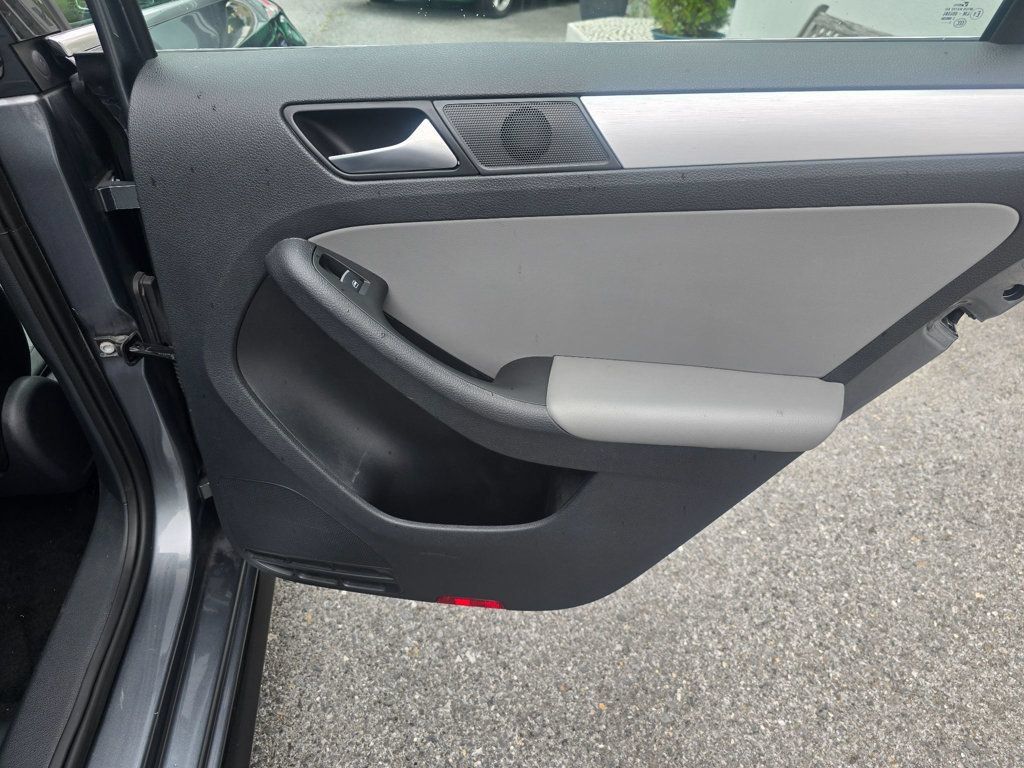 Used 2014 Volkswagen Jetta Hybrid Sedan FWD image 16