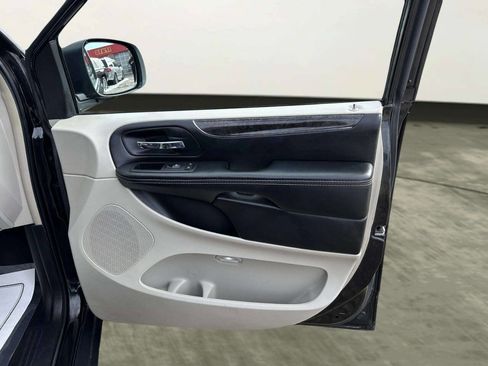 Used 2015 Chrysler Town & Country Touring-L w/ Driver Convenience Group image 18
