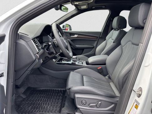 Used 2024 Audi Q5 e Premium Plus w/ Premium Plus Package image 10